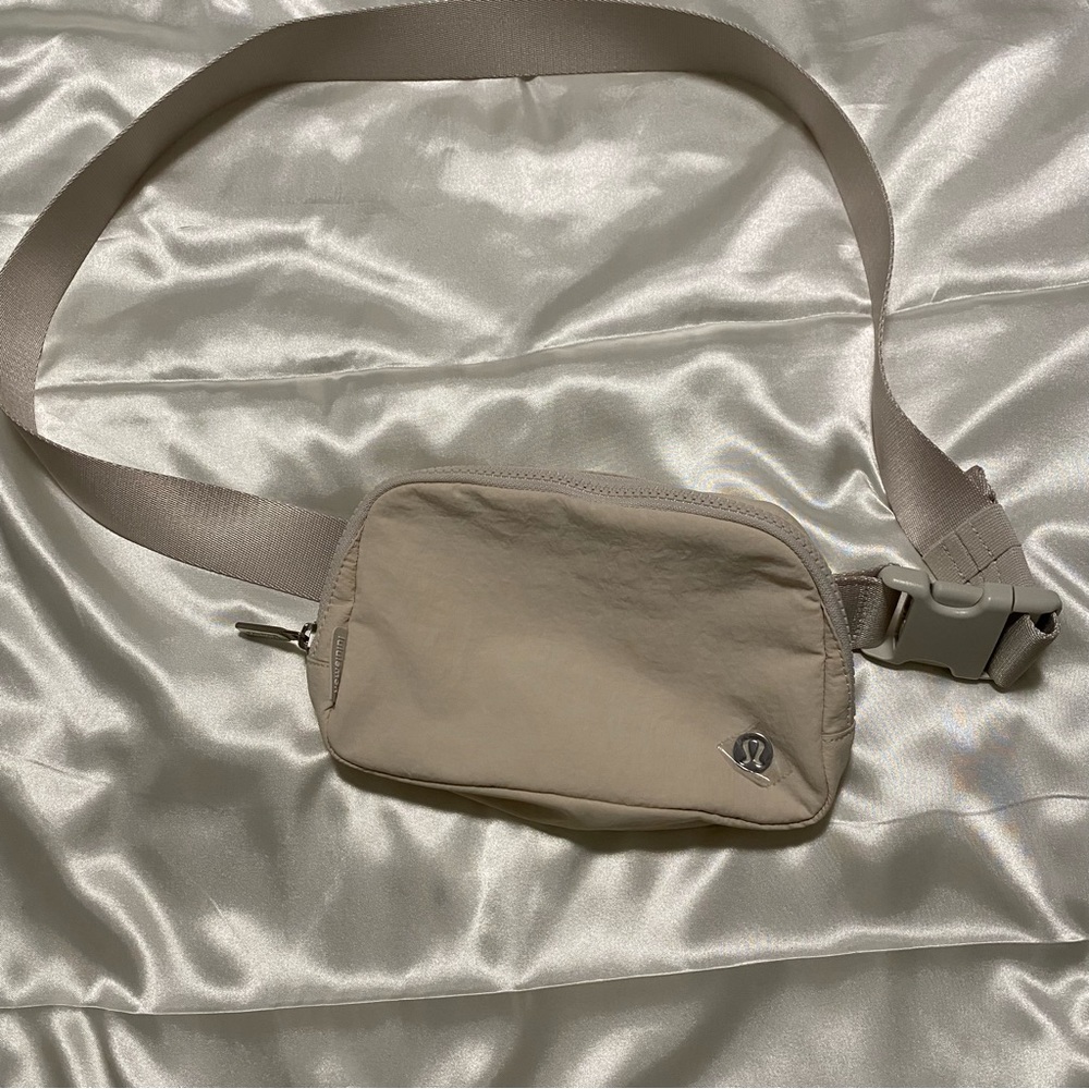 Lululemon fanny pack